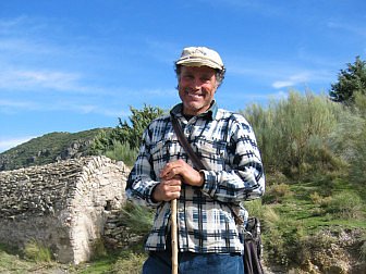 Foto vom zufriedenem Schäfer in der Berglandschaft der Sierra Nevada