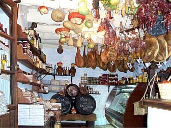 Foto vom traditionellem Ladengeschäft mit Produkten aus den Bergen