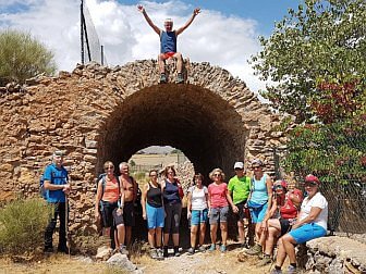 Foto von einer Wandergruppe bei einem Stop