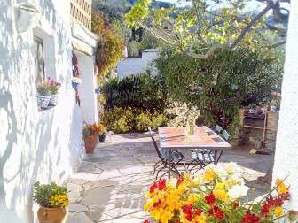 Foto von einem Terrassenecke in der Sonne mit Blumen