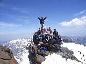 Foto von der Wandergruppe auf einem schneebedeckten Gipfel in der Sierra Nevada